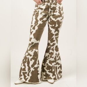 Lucky & Blessed Mid-Rise Cow Print Jeans. Wide Flare Leg Waist 17.25  Inseam32